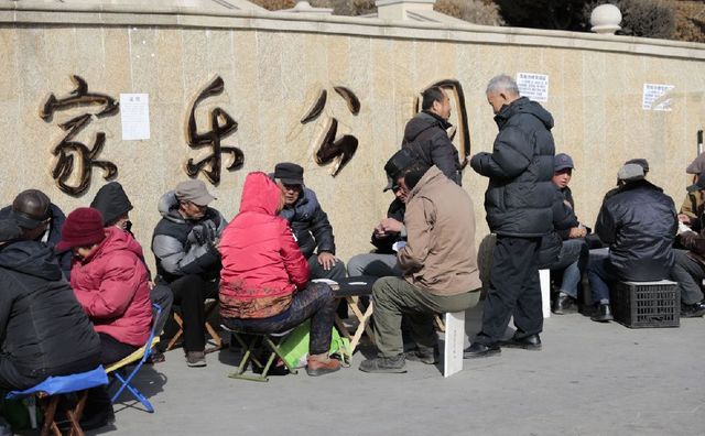 100名大爷大妈打扑克 为玩上一局不惜等半小时 场面十分壮观