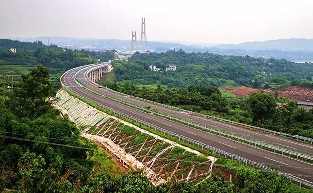 立交接在建的绕城高速外环线东南段的狗街互通起于宜良县狗街镇宜石