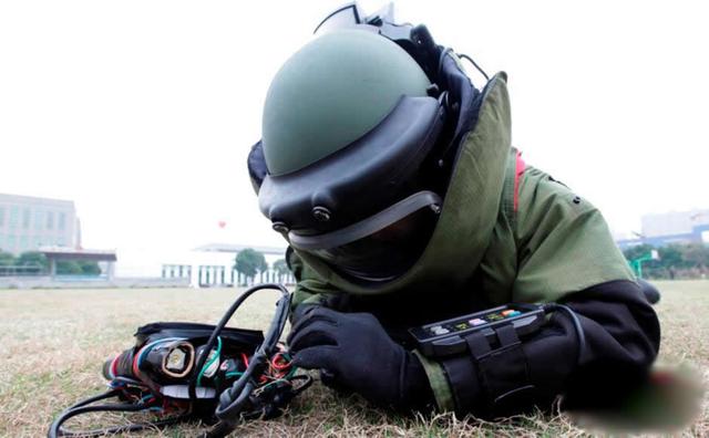 拆炸弹时到底要剪红线还是蓝线剪错了真的会爆炸吗