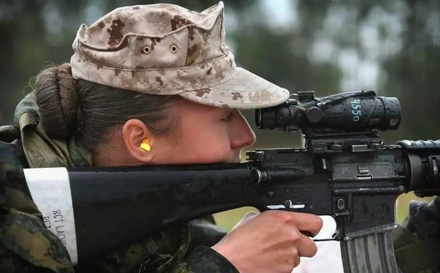 镜头下的美国女兵,战场上彪悍冷血,男兵是她们永远的噩梦!