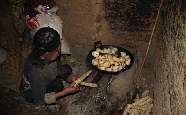 儿子嫌家里穷外出未归,年迈的老人独自抚养几个孙子!