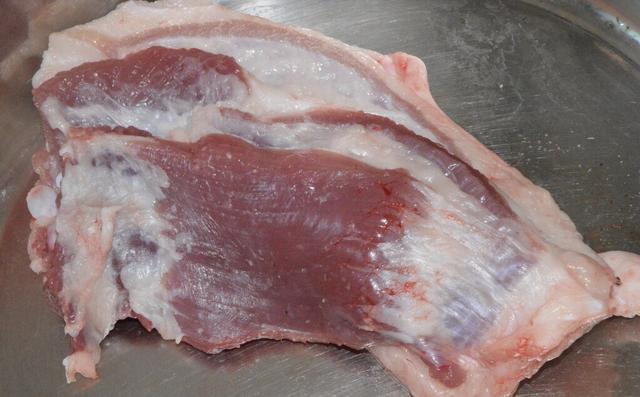 老婆怀孕妈送来一斤烂猪肉,怒将妈赶走,当天晚上爸的电话我愣了