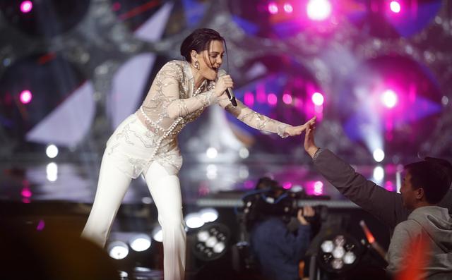 结石姐jessiej 一身白色装扮亮相舞台,网友却说只能看下半身!
