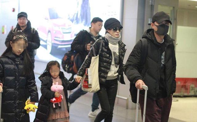 文章马伊琍一家四口现身机场,温馨幸福十分美满