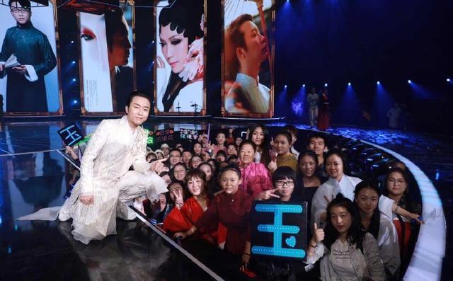 39岁李玉刚近照曝光,生活和舞台差异大,“女儿”貌美还混血儿