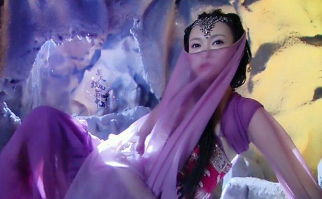 阿玛尼"紫外光"成最in流行色,她们穿成紫霞仙子,汤唯一言难尽