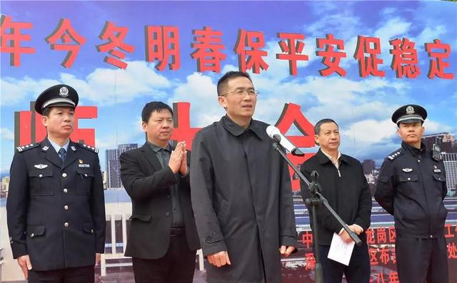 随着李昆刚书记的一声令下 现场全部警力登车,警灯闪烁 铁骑驰骋