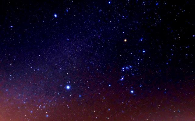 天狼星是夜空中最亮恒星那它在哪里认为最亮的那颗是它就错了