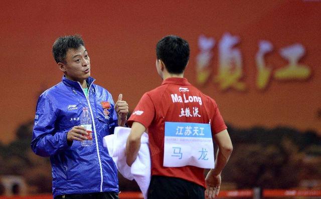 王皓在场边指挥樊振东夺冠,国乒男队主教练秦