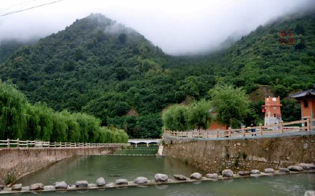 关于通天门名称的由来,有两种说法:其一相传在大明洪武年间,官鹅沟住