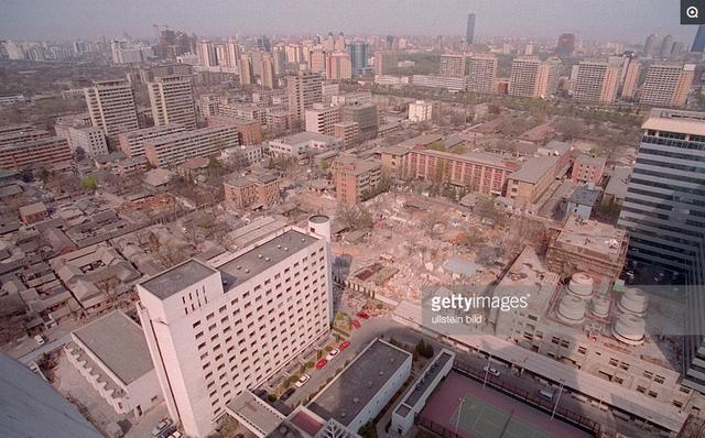 1996年北京历史老照片:图为1996年北京城的一角,有高楼大厦,也有还没