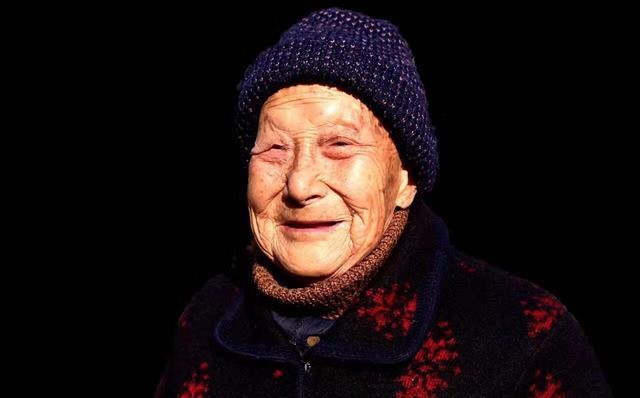 好人凌万兵,为5000老人拍笑脸