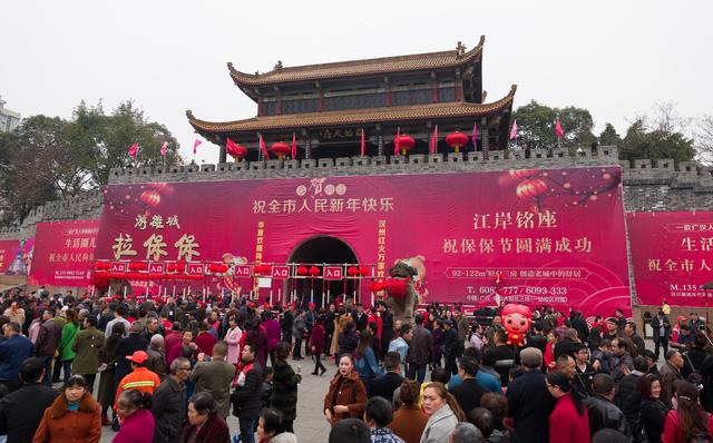 广汉"保保节"30万人大狂欢! "网红保保"温情故事引爆网络