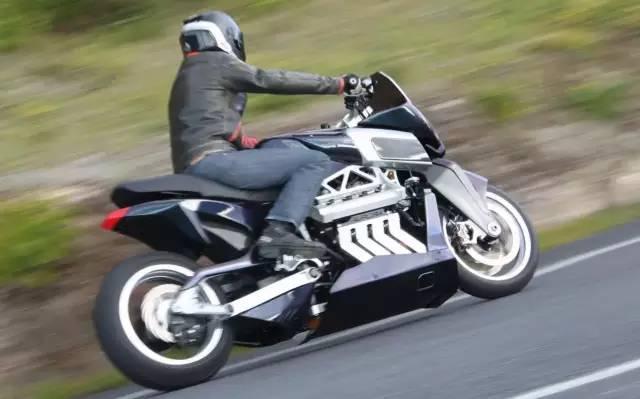 看看就好 搭载8缸引擎的摩托车