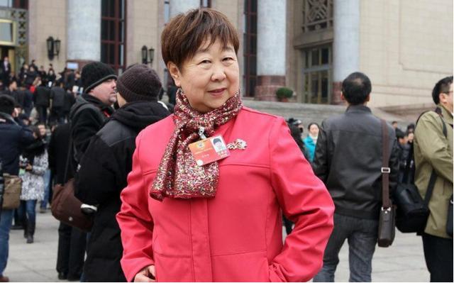 在1983年的时候,冯巩和艾慧幸福的结婚了,当时没有婚纱也没有礼服