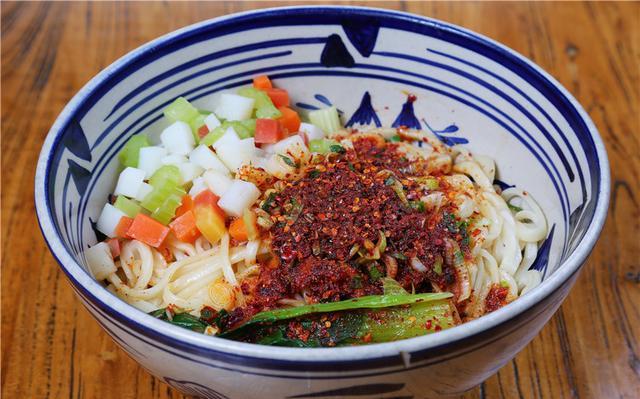 正宗的陕西油泼面怎么做才好吃?超简单的配料做出美味的油泼面