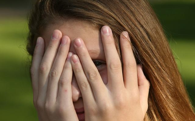 离婚后,前夫娶了个保姆,婚礼上见到新娘子,让我羞愧不已