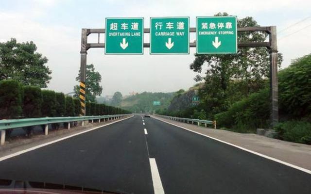 高速隧道的行驶速度不比日常道路慢,白天隧道内的光线依然很暗,在不