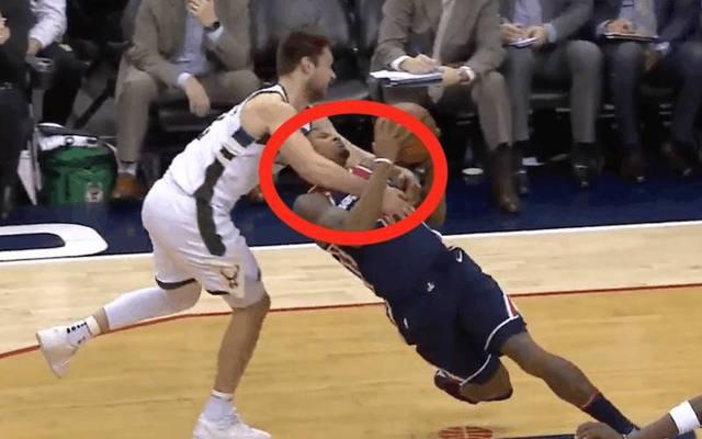 德拉维多瓦对比尔一个虎爪锁喉,被罚二级恶意犯规驱逐出场!