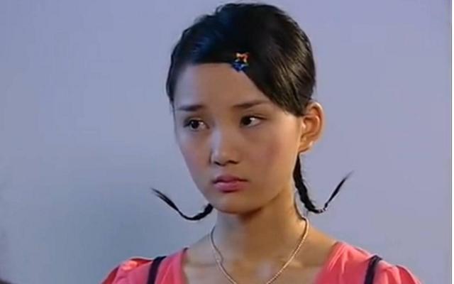 18岁出道一炮而红, 黄圣依给她做配角.