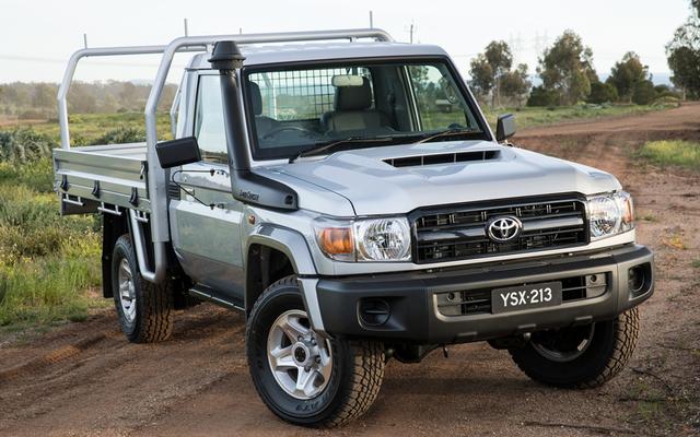 这丰田皮卡堪比古董,可玩越野碾压路虎,跑100万公里小菜一碟