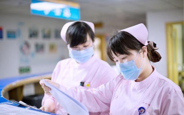 护士站里的工作井然有序.