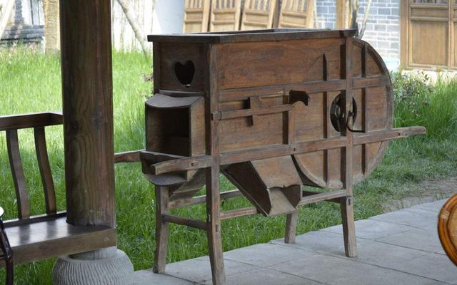 风车又称扇车,飏车,风扇车,扬谷机,榖风机,旋转式风扇车,这是一种传统