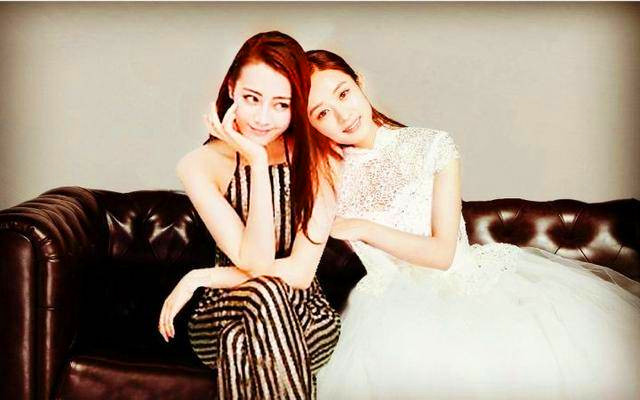 都是包裹严实现身机场,赵丽颖与迪丽热巴的造型谁更美!