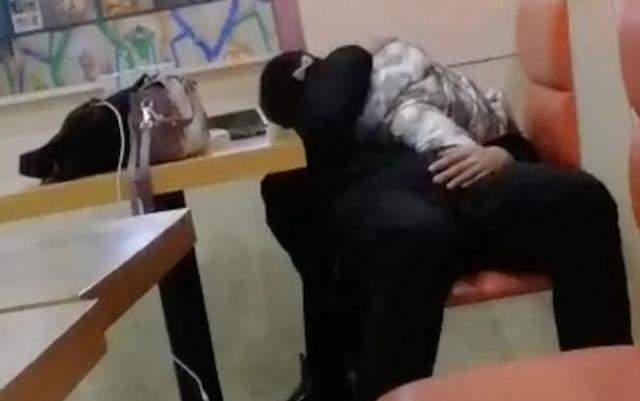 男女大学生食堂做不雅行为旁观者拍视频训斥