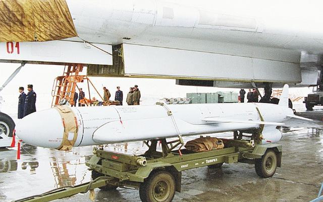 个头和导弹对比硕大的弹仓旋转挂架,可以挂载6发巨大的核弹头巡航导弹