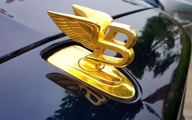 喜欢豪车的朋友都知道,超豪华轿车劳斯莱斯的一个黄金车标就价值二三