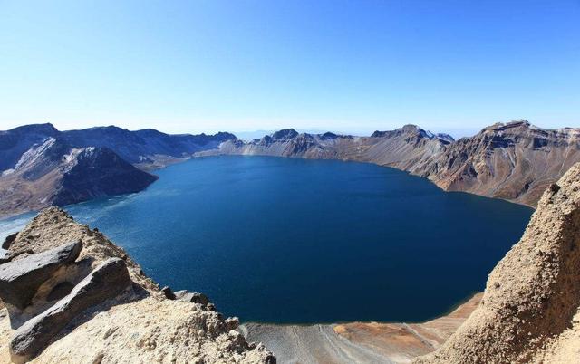 中国最深的湖泊图片