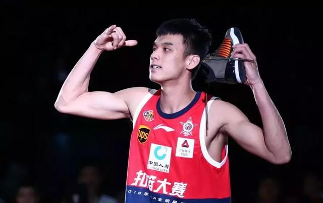 征服cba扣篮大赛的大学生可是cuba第一个完成胯下扣篮的人