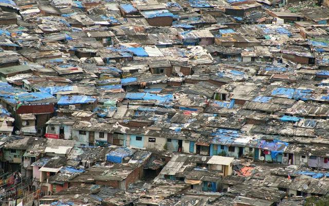 孟买开发贫民窟住宿:与垃圾堆仅隔一墙,臭气弥漫一晚近200元