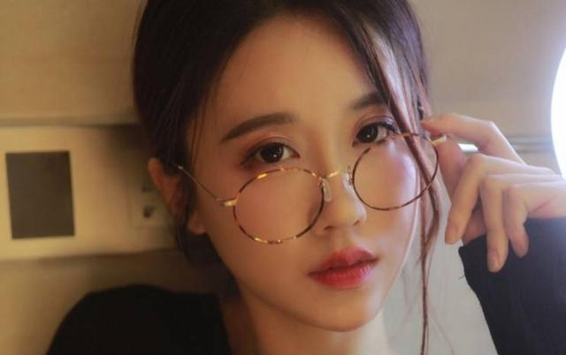 轩子小姐姐原本也是别的平台的主播后跳槽至虎牙,在斗鱼时,她与洋气黄