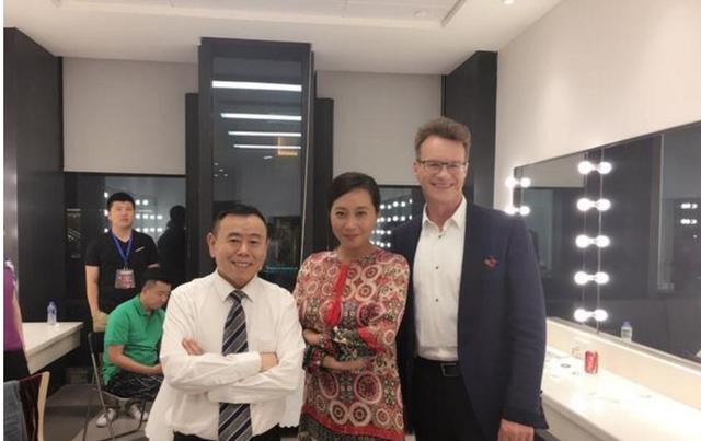 黑妹也是年少成名,19岁那年就获得了上海白玉兰表演艺术奖最佳女演员