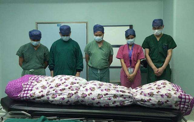 21岁产妇分娩时意外离世, 临终前的决定, 让孩子们受益一生