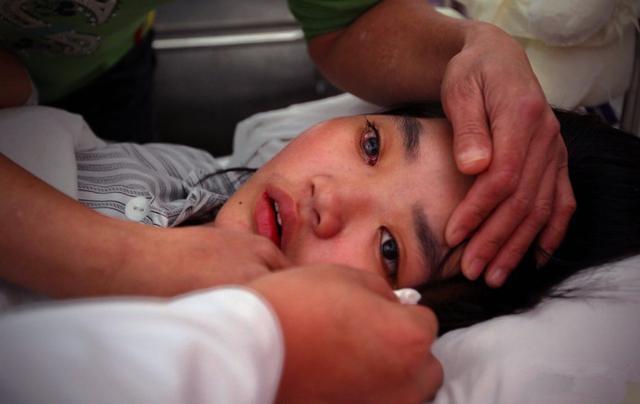 23岁女生喝下百草枯入院就下了病危父母痛哭都是男友害的