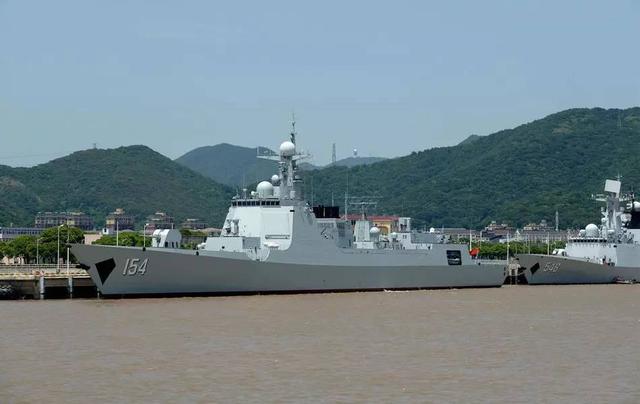 2017年3月31日,第32艘056型轻型护卫舰六盘水舰入列命名授旗仪式在