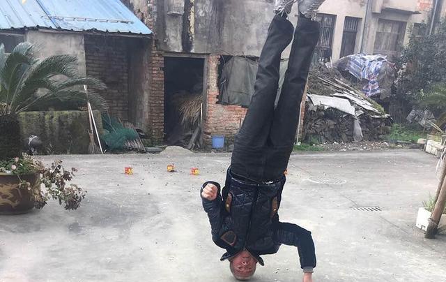 台州男子脑袋顶地稳如山 能健身保健