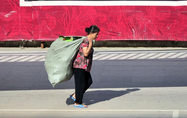女儿满月,婆婆带来一麻袋礼物,老公气得赶人,打开之后我哭了