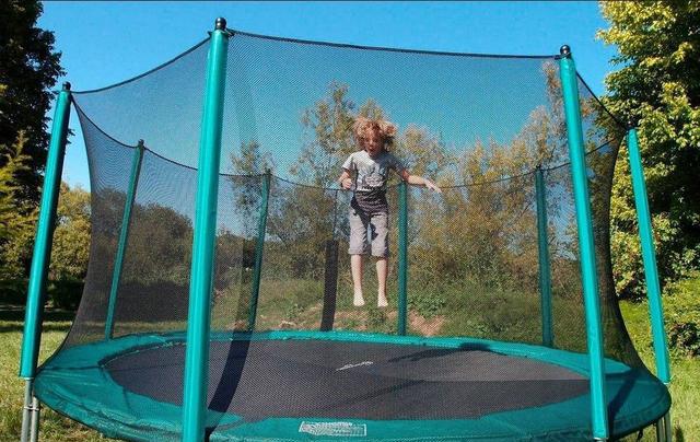 女孩差点被切除卵巢,六岁以下孩子要慎玩蹦床!