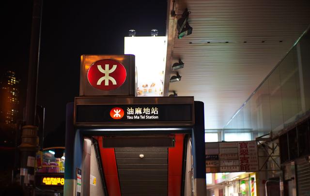 白天香港冰清高冷到了晚上香港的人间烟火气市井气息才散发出来