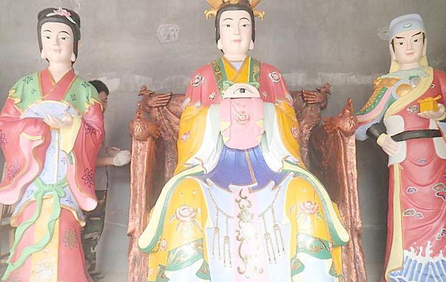 在民间和道教的传说中这"三霄娘娘"又被称为"感应随世三仙姑"是道教