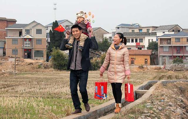 回农村婆婆家摘芝麻, 吃完饭我准备洗碗, 看到厨房后我百感交集