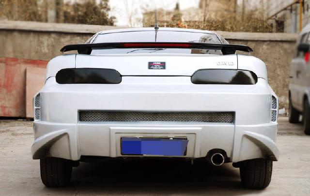 了辆吉利美人豹,但是小伙觉得这车还不够酷,就花2千对这车进行了改装