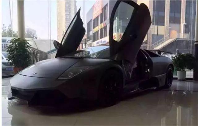 400万的兰博基尼加油,车主另类下车方式,瞬间拉低跑车档次