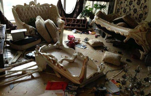 小叔子儿子满月酒,老公随礼三千块钱,回去之后我把家砸了!