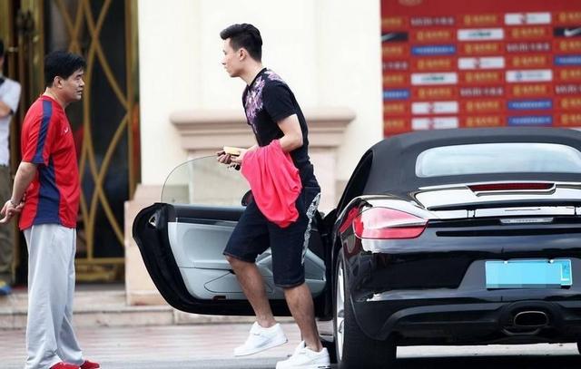 看到刘国梁的新豪车,李金羽和陈忠和吓坏了!刘