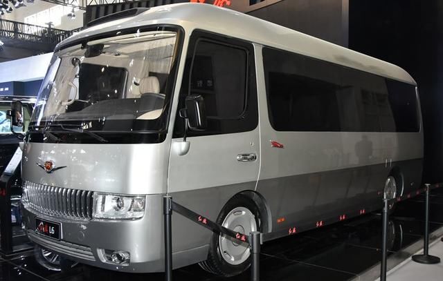 全新红旗豪华客车l6比迈巴赫62s还大气要让丰田考斯特退休